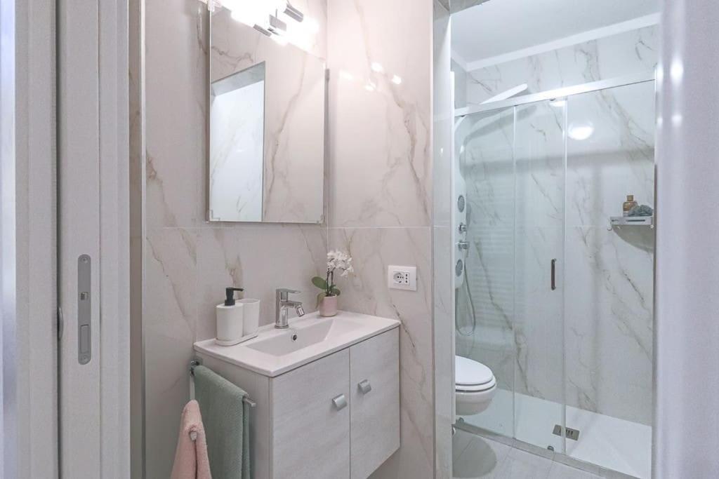 New Private Apt In Como A-C Self Check-In Exterior foto